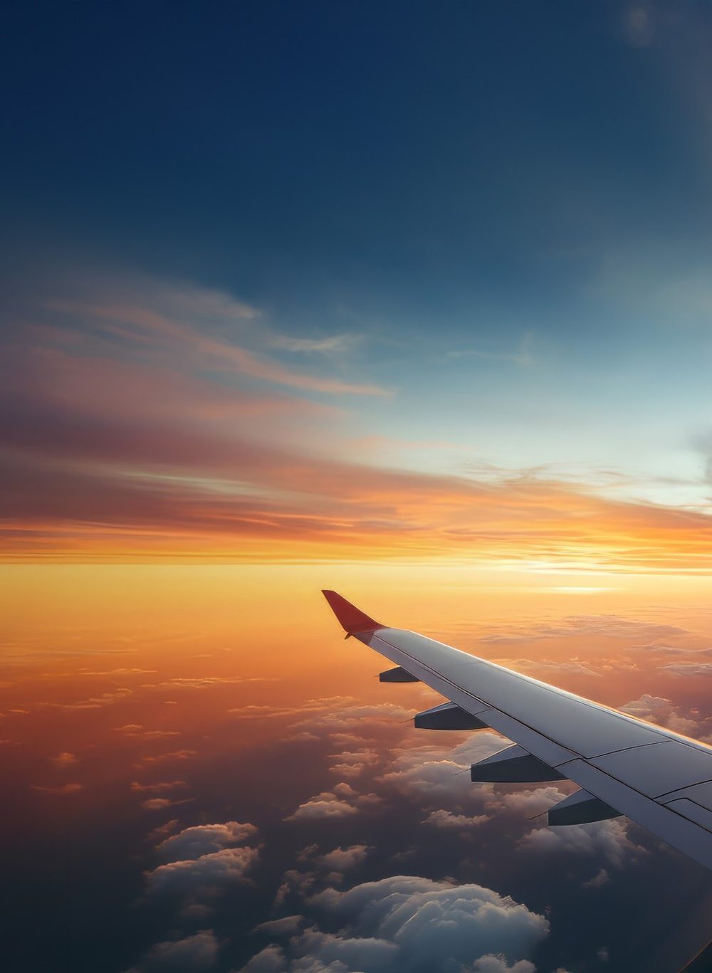 Ala de un avión al atardecer